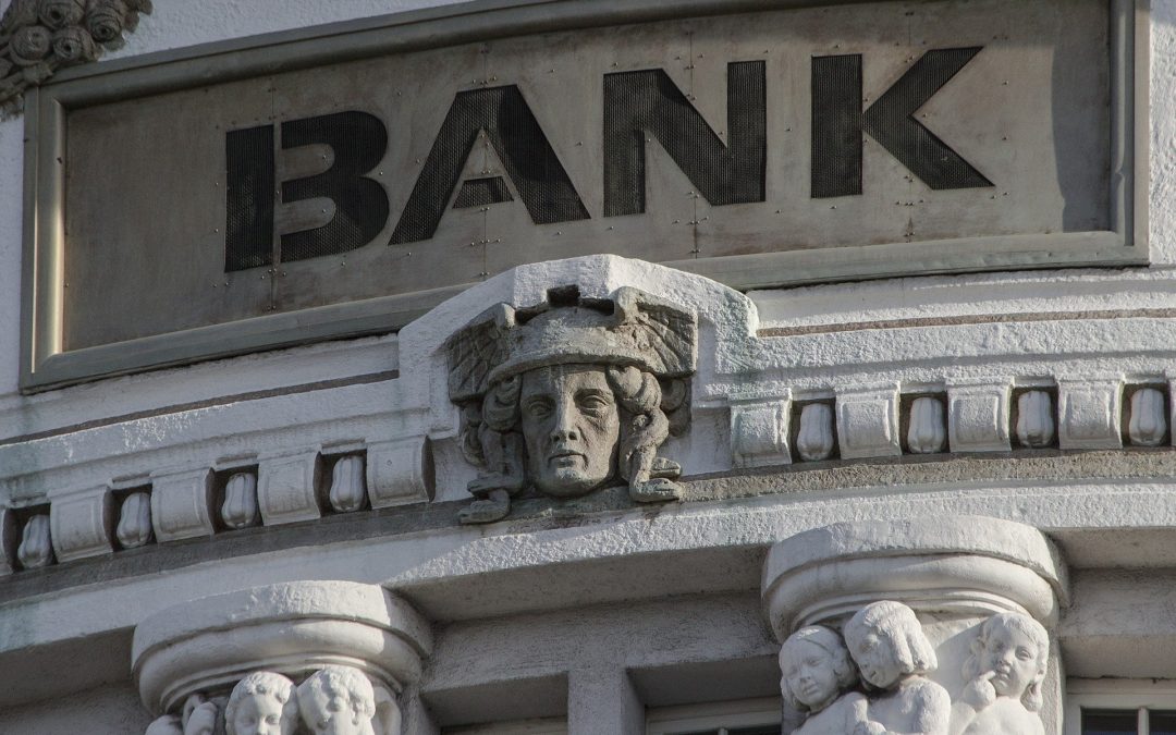 Banky omezují otevírací dobu poboček