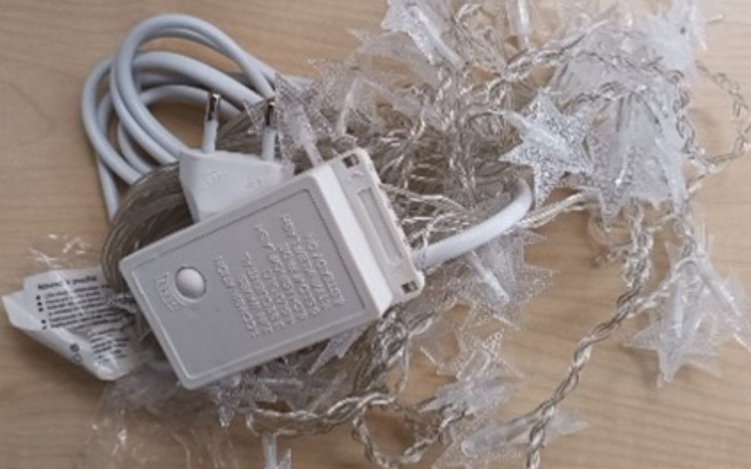 ČOI varuje před nebezpečným vánočním světelným řetězem. Hrozí úraz elektrickým proudem